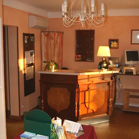 Ecusson Hotel 2*