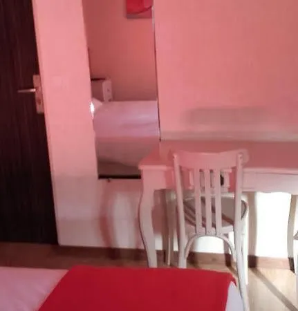 Hotel Ecusson Saint-Hilaire-de-Brethmas